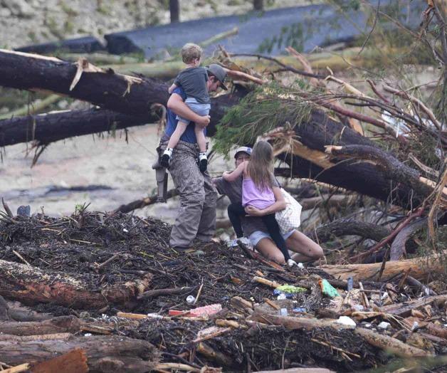 Destrucci&oacute;n, dolor y muerte dejan inundaciones en el Centro de Texas