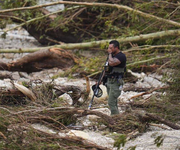 11 campistas y un guía de campamento siguen desaparecidos tras inundaciones en Texas 11 campistas y un guía de campamento siguen desaparecidos tras inundaciones en Texas