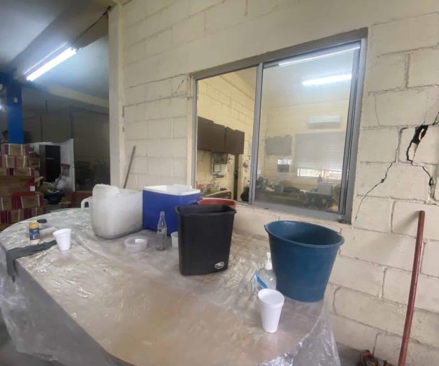 Convertido en una coladera techo de almacén de libros Convertido en una coladera techo de almacén de libros