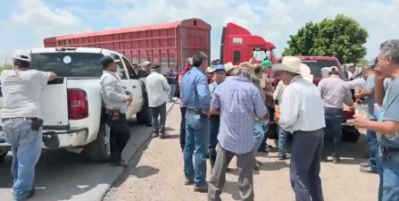 Agropecuarios de Tamaulipas, bloquean la carretera federal Victoria-Matamoros en el kilómetro 201