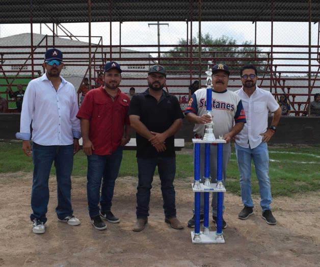 Premian a beisbolistas Premian a beisbolistas