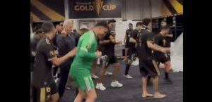 Javier Aguirre hace seña obscena a Orbelín Pineda en festejo de la Copa Oro
