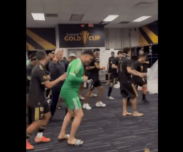 Javier Aguirre hace se&ntilde;a obscena a Orbel&iacute;n Pineda en festejo de la Copa Oro