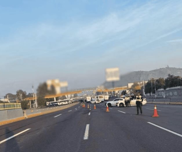 Transportistas bloquean autopista M&eacute;xico-Puebla por inseguridad