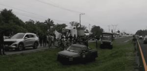 Choque entre camioneta militar y tráiler en Tabasco