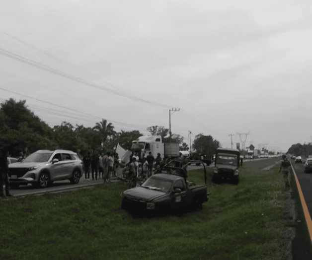 Choque entre camioneta militar y tr&aacute;iler en Tabasco