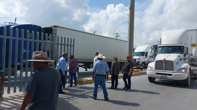 Bloquean campesinos Puente Reynosa-Pharr