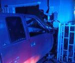 Conductor se mete con camioneta a vivienda