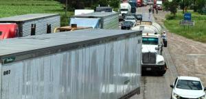 Bloqueo supera 30 horas; Gobierno advierte sanciones legales