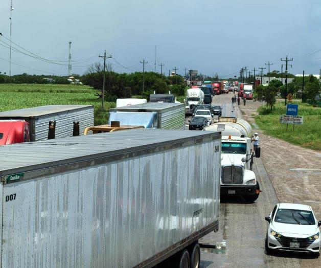 Bloqueo supera 30 horas; Gobierno advierte sanciones legales Bloqueo supera 30 horas; Gobierno advierte sanciones legales