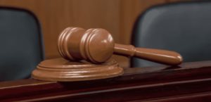 Admiten queja de juez destituido; otorgó fallos a favor de capos