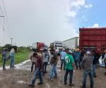 Sigue el bloqueo en la Victoria–Matamoros; más de 24 horas de protesta por el precio del sorgo.