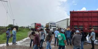Sigue el bloqueo en la Victoria–Matamoros; más de 24 horas de protesta por el precio del sorgo.