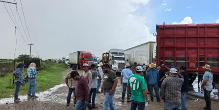 Sigue el bloqueo en la Victoria–Matamoros; más de 24 horas de protesta por el precio del sorgo.
