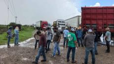 Sigue el bloqueo en la Victoria–Matamoros; más de 24 horas de protesta por el precio del sorgo.">