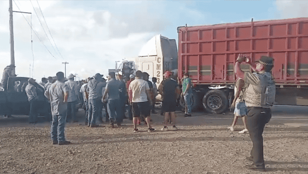 Rompen traileros bloqueo carretero