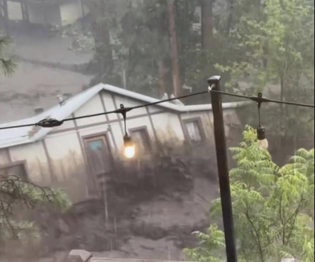 Casa es arrastrada por  inundaciones repentinas