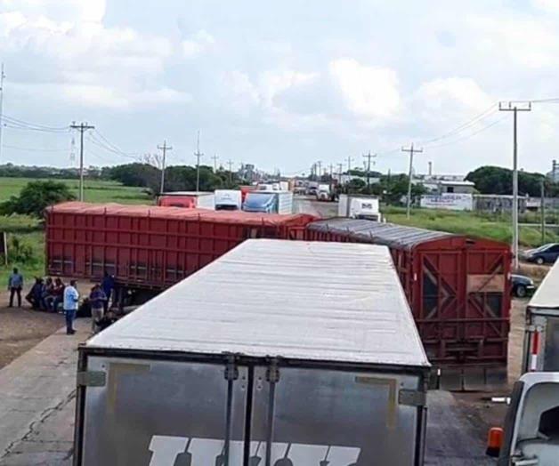 Paralizan bloqueos la econom&iacute;a local