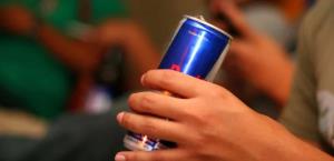 Buscan prohibir venta de bebidas energéticas a menores