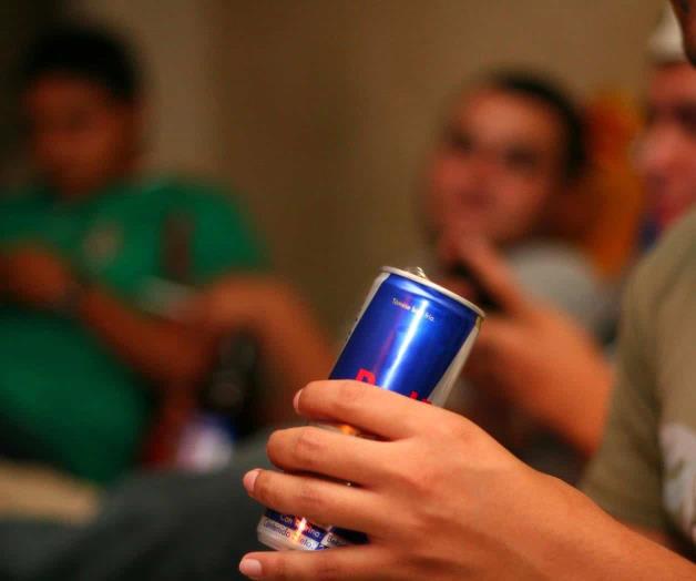 Buscan prohibir venta de bebidas energéticas a menores