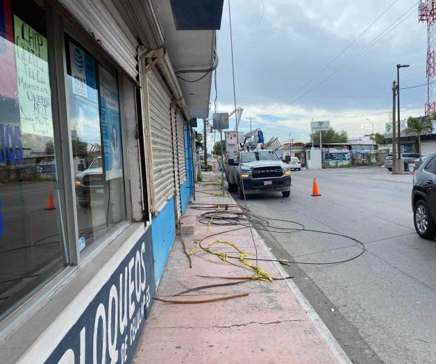 Repara CFE da&ntilde;o a cableado en la calle Praxedis Balboa