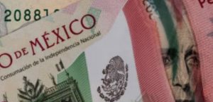 Peso mexicano alcanza mínimo anual ante amenazas de Trump