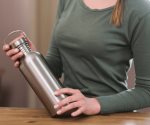 Cómo eliminar el mal olor de las botellas para beber agua