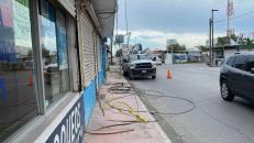 Un vehículo de quinta rueda provoco un severo daño en el sistema de cableado que suministra de energía eléctrica en a calle Praxedis Balboa">
