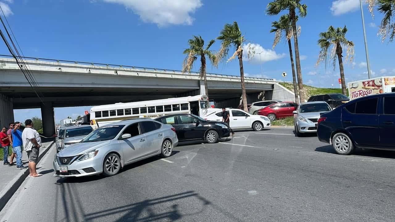 Choferes de plataformas bloquean libramiento en protesta por operativos