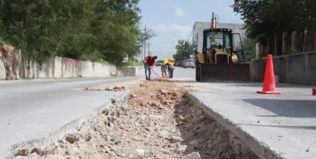Vecinos tapan por su cuenta obra inconclusa que afectan el tránsito diario en la calle, Camino Real.