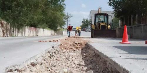 Vecinos tapan por su cuenta obra inconclusa que afectan el tránsito diario en la calle, Camino Real.