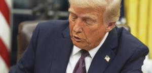 Juez de Nueva Hampshire pausará la orden de Trump contra la ciudadanía por nacimiento