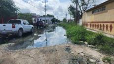 Desde hace aproximadamente cuatro años una Alcantarilla sigue expulsando aguas negras de manera constante.">