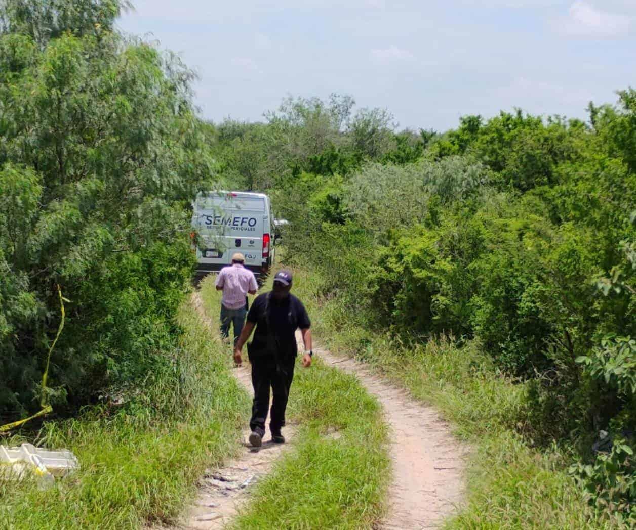 Hallan a hombre muerto en interior de un vehículo