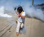 Chocan manifestantes contra agentes federales