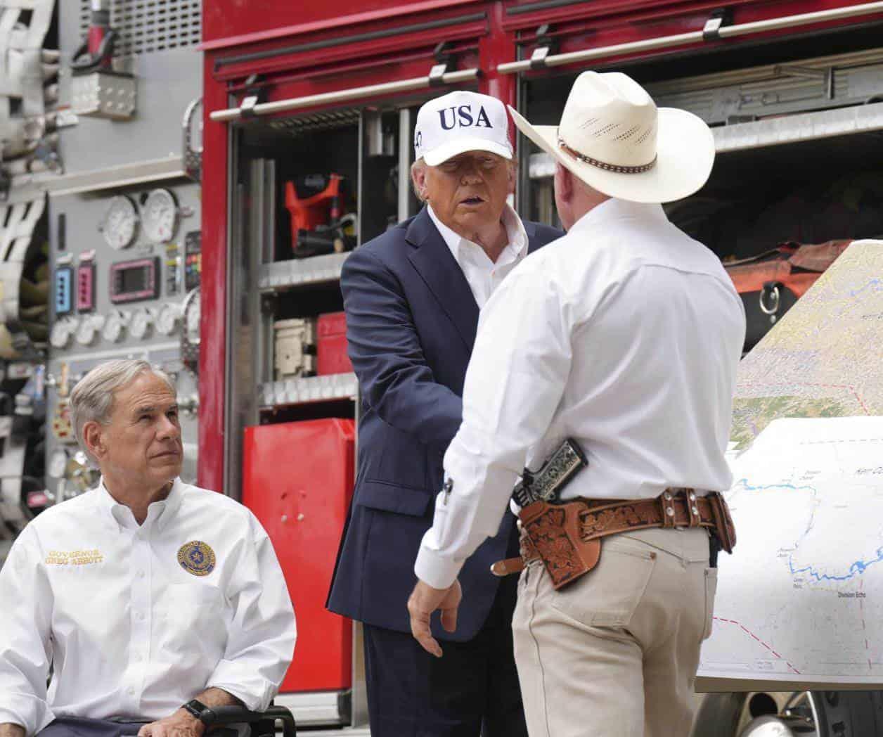 Trump visita zonas afectadas por inundaciones en Texas