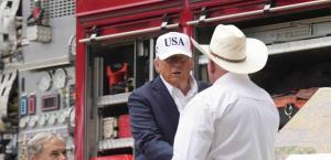 Trump visita zonas afectadas por inundaciones en Texas
