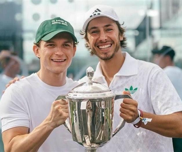 Tom Holland y Juanpa Zurita triunfan en torneo de p&aacute;del en Londres