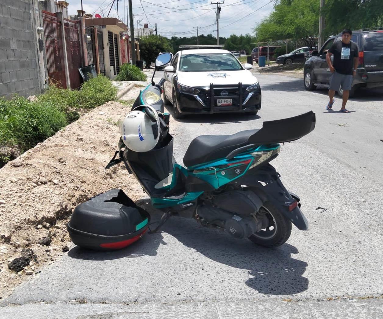 Ignora alto y choca con automóvil