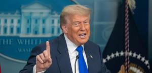 Trump autoriza detenciones por ataques a vehículos del ICE