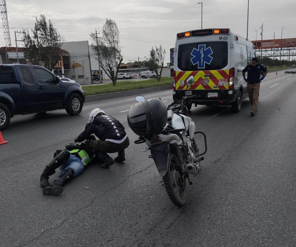Derrapa moto y se lesiona