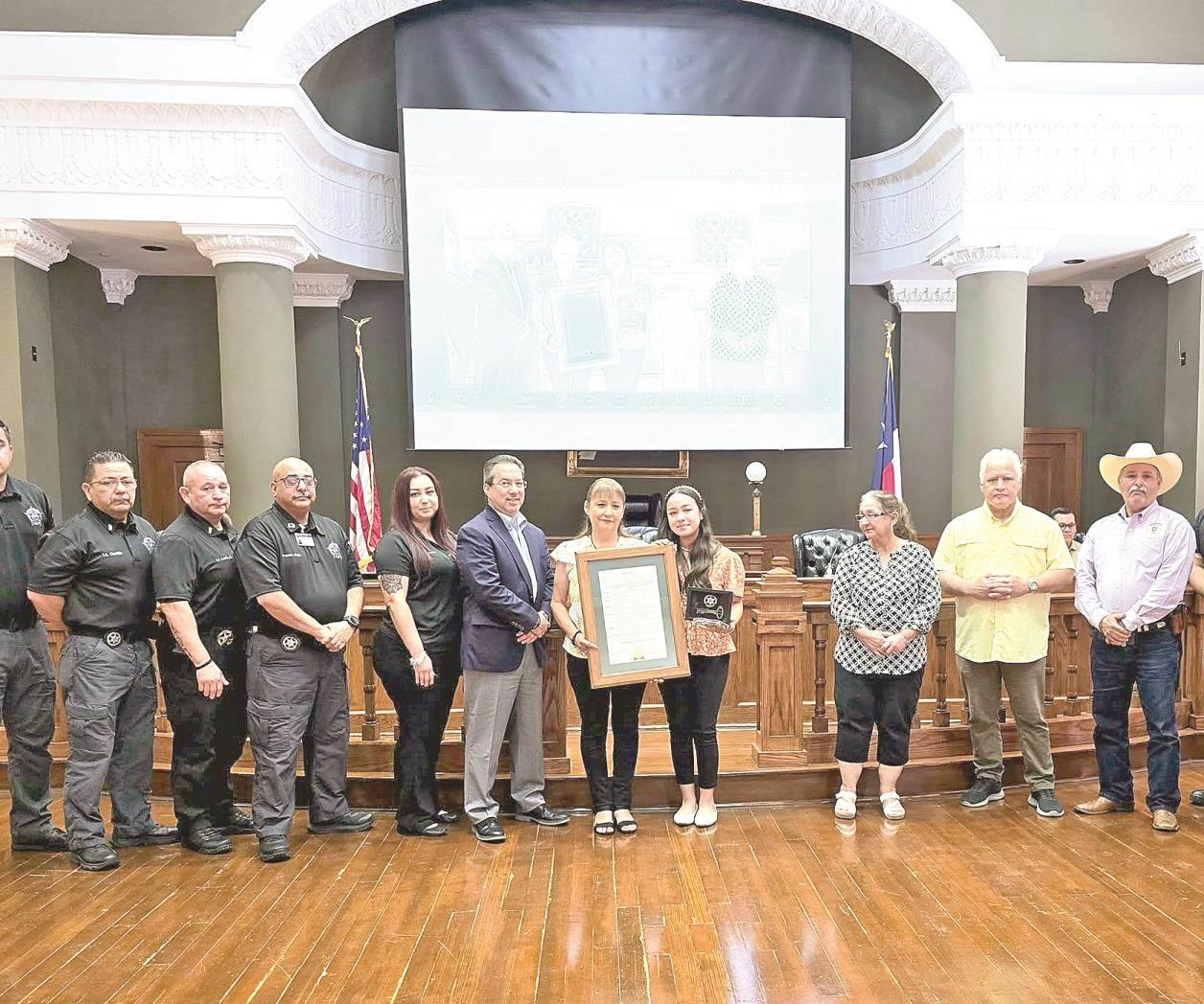 Homenajean a oficial de centro de detención