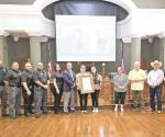 Homenajean a oficial de centro de detención