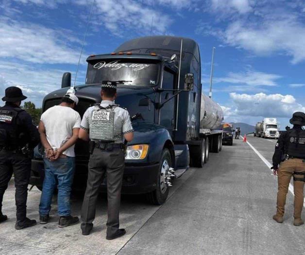 Detienen a chofer con 30 mil litros de diesel en Jalisco