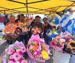Mejoran ventas de flores y arreglos por graduaciones