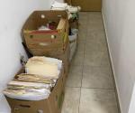 Expedientes apilados en... ¡cajas de cartón!