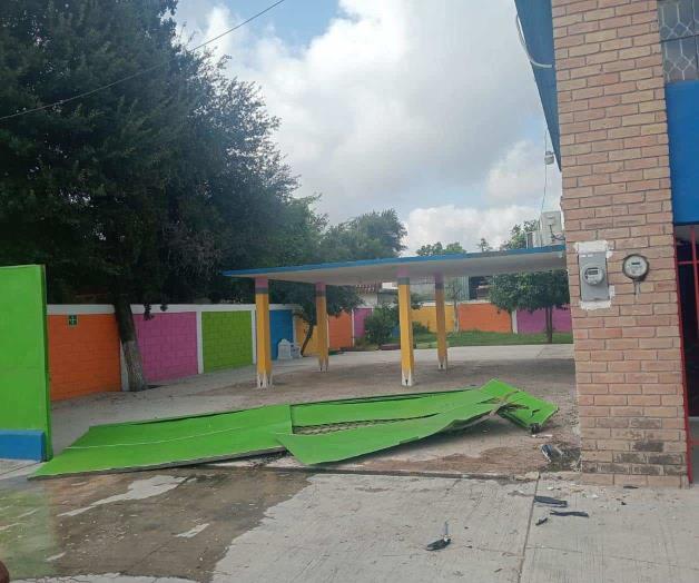 Impacta y derriba portón de una escuela y escapa Impacta y derriba portón de una escuela y escapa