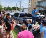 Reparten a 300 familias verduras y papas fritas