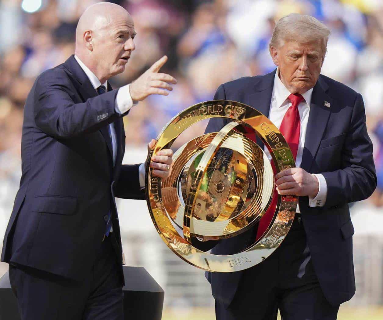 Trump entrega el trofeo de campeón
