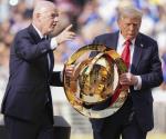 Trump entrega el trofeo de campeón